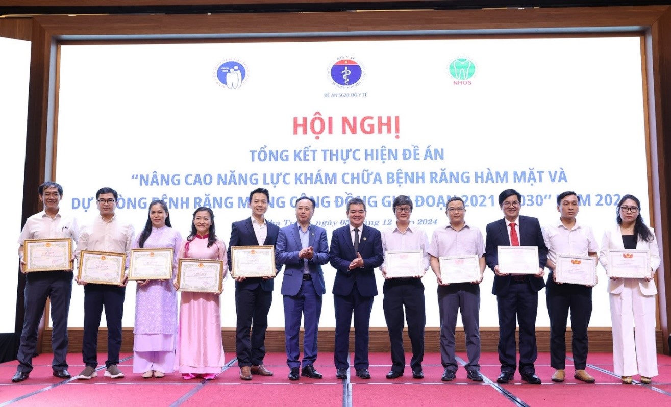 Trao tặng bằng khen cho các tập thể và cá nhân có thành tích xuất sắc trong phát triển chuyên ngành Răng Hàm Mặt năm 2024.